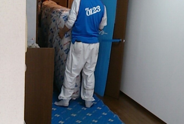 荷物を運び出す、引っ越し業者