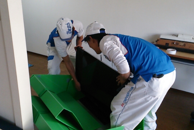 荷物を運び出す引っ越し業者