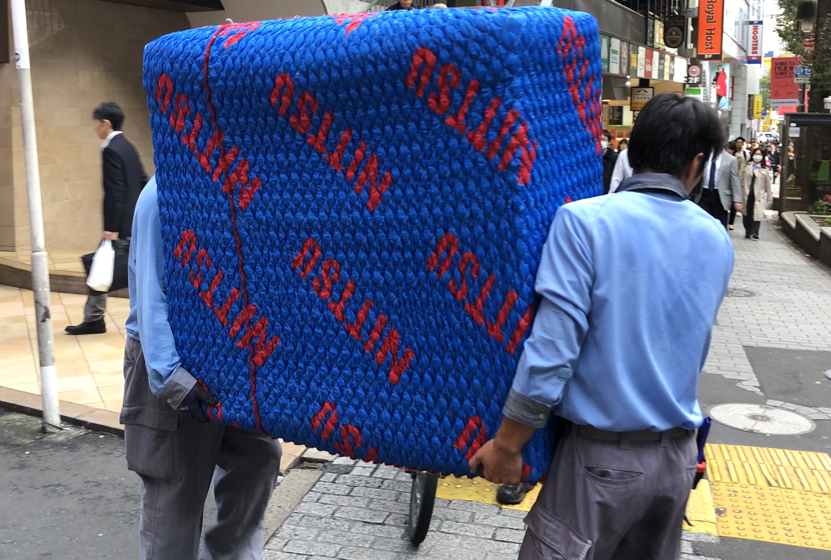 荷物を梱包する引っ越し業者