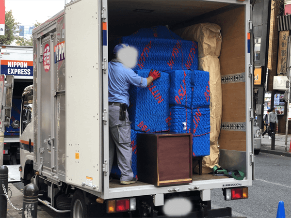 荷物を積む引っ越し業者