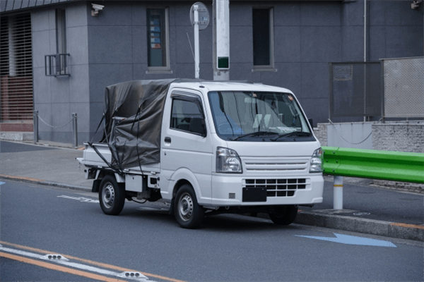 走る軽トラック